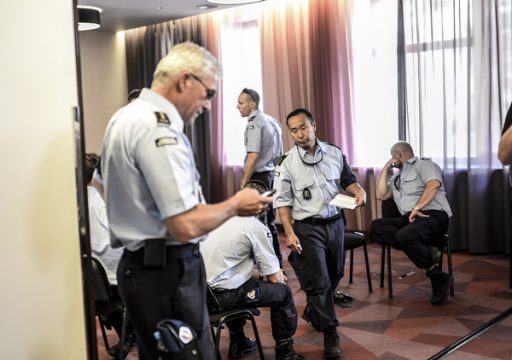 Niederländische Polizisten und Forensiker beraten sich in Donezk