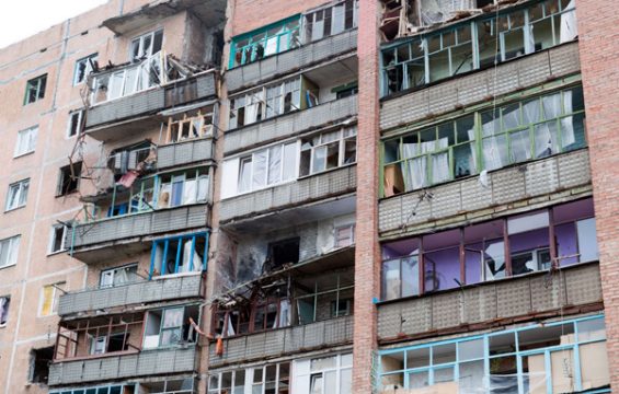 Zerstörtes Gebäude in der ostukrainischen Stadt Slawjansk