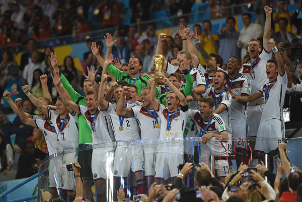 Weltmeister: Die deutschen Jungs freuen sich über ihren Pokal
