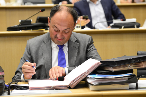 Willy Borsus (MR) im Parlament der Föderation Wallonie-Brüssel