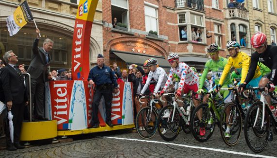 König Philippe (l.) gibt den Startschuss zur fünften Etappe der Tour de France in Ypern