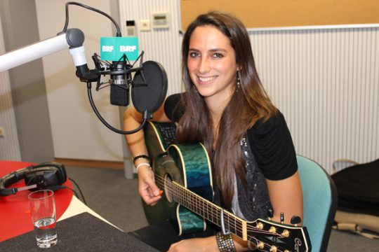 Überzeugt mit Stimme und Gitarre: Die Eupener Singer-Songwriterin Romy Conzen.