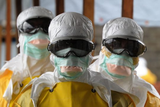 Platz fünf: MSF Belgien im Kampf gegen Ebola Helfer in Schutzkleidung verlassen die Ebola-Gefahrenzaone von Ärzte ohne Grenzen in Monrovia, Liberia