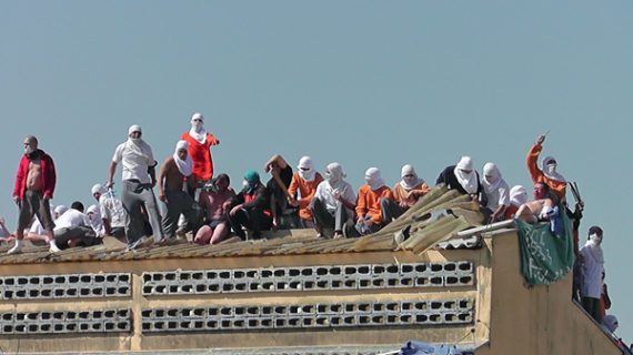 Meuternde Insassen auf dem Dach eines brasilianischen Gefängnisses