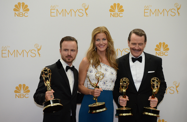 Aaron Paul, Anna Gunn und Bryan Cranston von "Breaking Bad" (vlnr) mit ihren Emmys