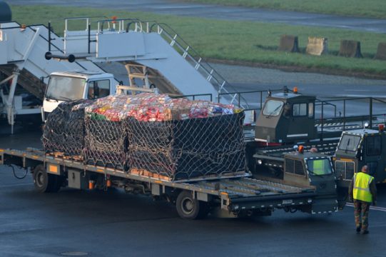 Militärflughafen Melsbroek: C130-Transportflugzeug wird beladen