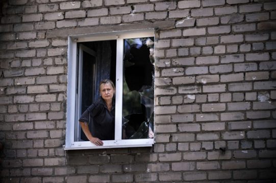 Kämpfe in der Ostukraine gehen weiter - Zerstörte Fensterscheibe in Donezk (9. August)