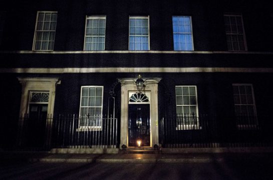 Gedenken an Ersten Weltkrieg: Vor der Downing Street, 10 leuchtet nur eine einzelne Kerze