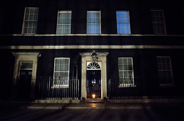 Gedenken an Ersten Weltkrieg: Vor der Downing Street, 10 leuchtet nur eine einzelne Kerze