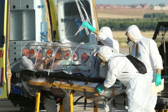 Beim Transport des mit Ebola infizierten Priesters nach Spanien wurden strenge Sicherheitsvorkehrungen eingehalten