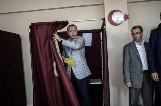 Präsidentenwahl in der Türkei: Regierungschef Recep Tayyip Erdogan bei der Stimmabgabe