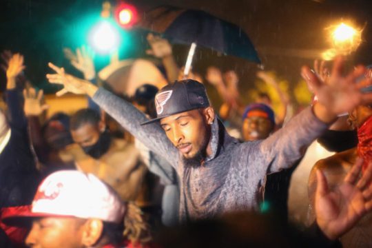 Trotz Ausgangssperre wieder Proteste in Ferguson