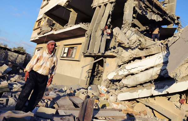 Einwohner von Gaza-Stadt vor seinem zerstörten Haus (8. August)