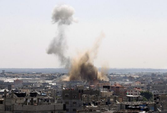 Israel nimmt die Luftangriffe auf den Gazastreifen wieder auf - Rauch steigt aus einem Gebäude in Rafah auf