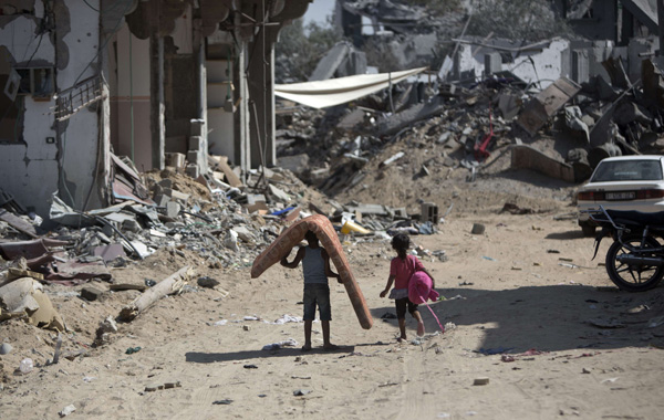 Palästinensischer Kinder sammeln Überreste aus zerstörten Wohnungen (Gaza-Stadt)