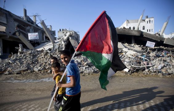 Waffenruhe im Gaza-Krieg hält: Kinder mit der Palästinenser-Flagge