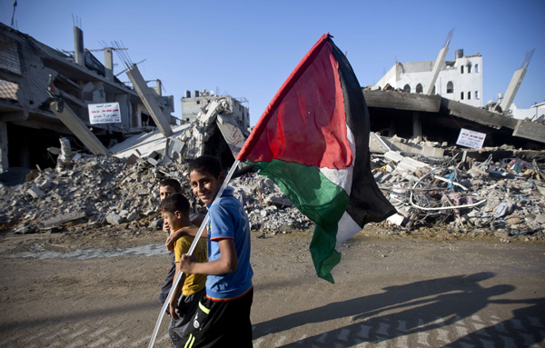 Waffenruhe im Gaza-Krieg hält: Kinder mit der Palästinenser-Flagge