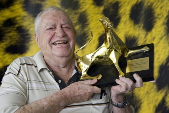 Menachem Golan mit dem Ehren-Löwen beim Filmfestival von Locarno 2010