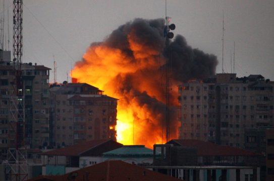 Hochhaus im Gaza-Streifen nach israelischem Angriff zerstört