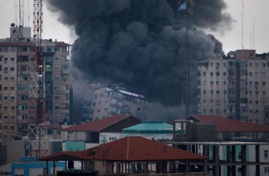 Hochhaus im Gaza-Streifen nach israelischem Angriff zerstört