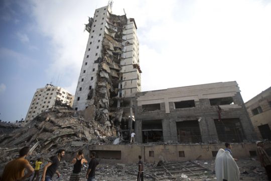 Palästinenser in den Trümmern eines von Israel angegriffenen Hochhauses