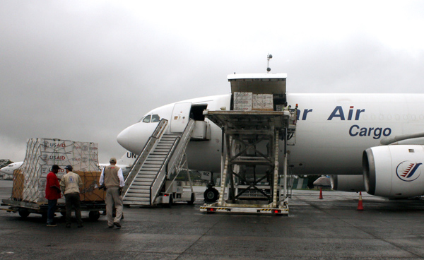Flugzeug mit medizinischer Ausrüstung zur Bekämpfung von Ebola am Flughagen in der Nähe von Monrovia, Liberia