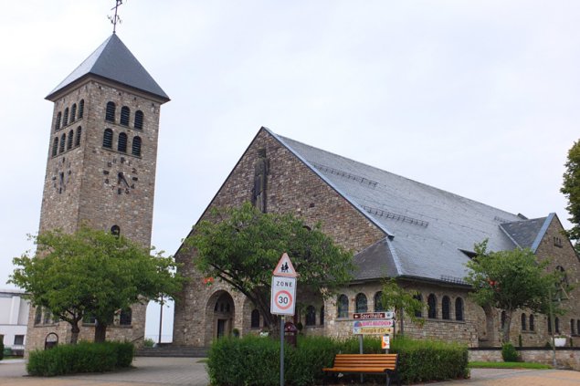 Das Dach der Kirche von Rocherath wird erneuert