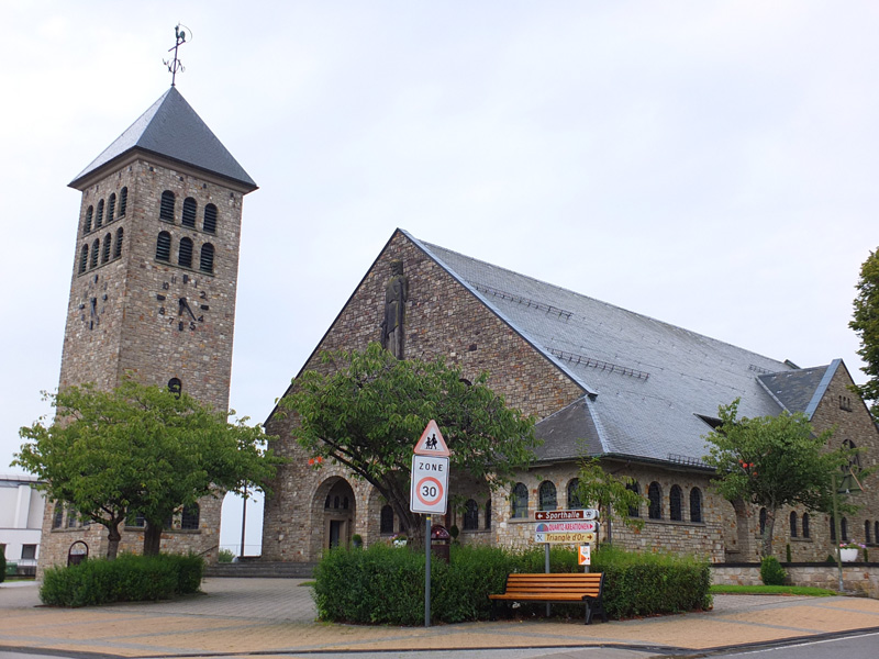 Das Dach der Kirche von Rocherath wird erneuert