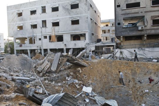Zwei Palästinenser (r.) in einem Krater, wo vorher ein Haus stand