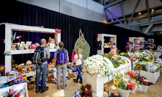 Blumen und Teddybären für die Opfer des Flugs MH17 auf dem Flughafen Schiphol in Amsterdam