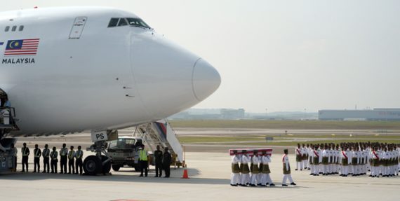 Malaysische Soldaten tragen, die sterblichen Überreste der Flugkatastrophe vor knapp einem Monat in der Ukraine