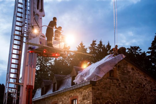 Nach Sturm über Manhay: Feuerwehr hilft bei notdüftiger Abdeckung eines zerstörten Dachs