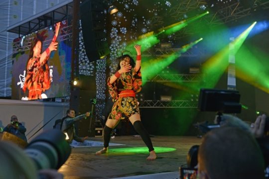 Die 19-jährige Japanerin Nanami "Seven Seas" Nagura ist neue Luftgitarren-Weltmeisterin