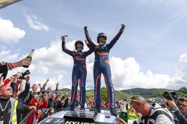Erster WM-Sieg: Thierry Neuville und Nicolas Gilsoul gewinnen die Rallye Deutschland - Bild: Hyundai Motorsport