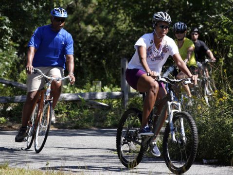 Familie Obama bei einem Fahrradausflug im Urlaub auf Martha's Vineyard (2011)