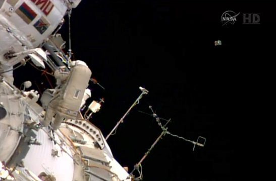 Der russische Kosmonaut Oleg Artemjew bei Arbeiten an der Außenwand der ISS