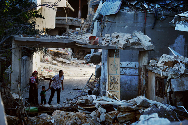 Palästinenser in zerbombtem Haus im Gazastreifen