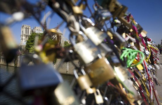 Pont de l'Archevêché: Paris hat schwer an der Last der Liebenden zu tragen