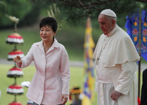 Südkoreas Präsidentin Park Geun-hye mit Papst Franziskus