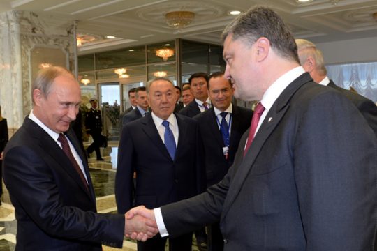 Wladimir Putin und Petro Poroschenko beim Händedruck
