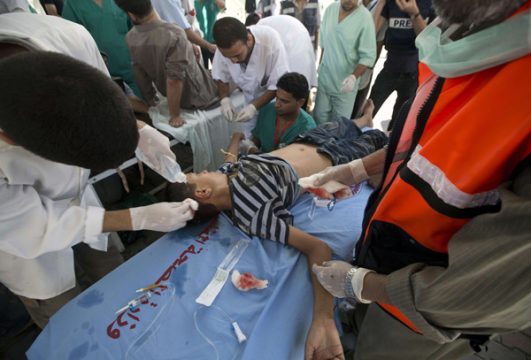 Nach dem Angriff auf eine UN-Schule: Palästinensischer Junge wird versorgt