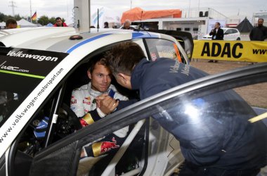 Rallye Deutschland - Andreas Mikkelsen und Jost Capito - Bild: Volkswagen Motorsport