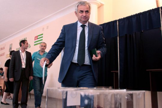 Ex-Regierungschef Raul Chadschimba gewinnt Präsidentenwahl in Abchasien (Bild vom 24.8.)