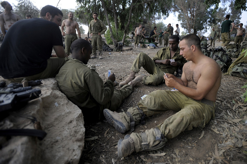 Israelische Soldaten beim Kartenspielen