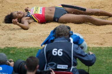 Im Weitsprung kommt sie nur auf 6,18 Meter (persönlicher Rekord: 6,37 Meter) und gibt die Führung ab