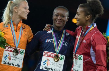 Und albert mit den Siebenkampf-Kolleginnen auf dem Podium herum