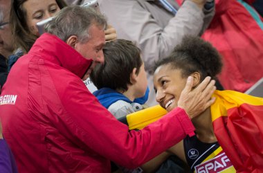 Als Erster gratuliert Trainer Roger Lespagnard