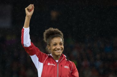 Mit einem strahlenden Lächeln spingt Nafi Thiam aufs Treppchen