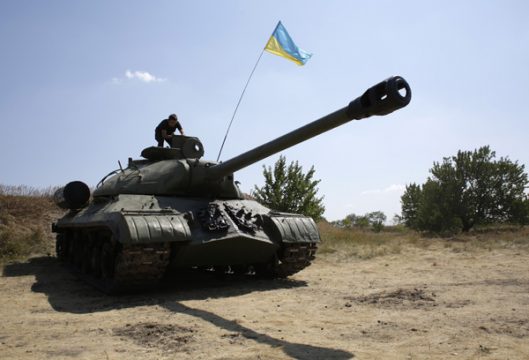 Ukrainischer Soldat in Donezk auf einem Panzer, der den prorussischen Separatisten abgenommen wurde