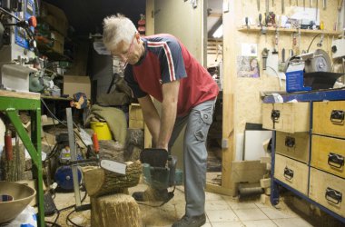 Wilfried Terren beim Drechseln - Foto: Andreas Classen